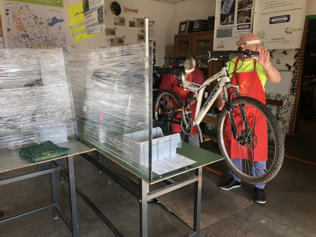 Des mesures barrière ont été mises en place dans l'atelier de réparation de vélo du Maillon Solidaire