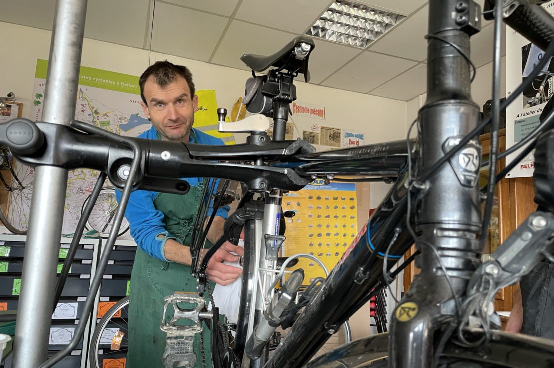 Atelier du vélo Maillon Solidaire Belfort Etienne Zabe prépare son velo