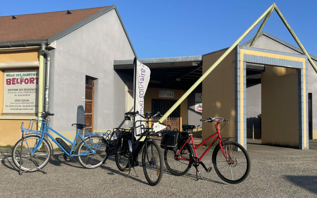 Trois vélos devant l'atelier du Maillon Sollidaire