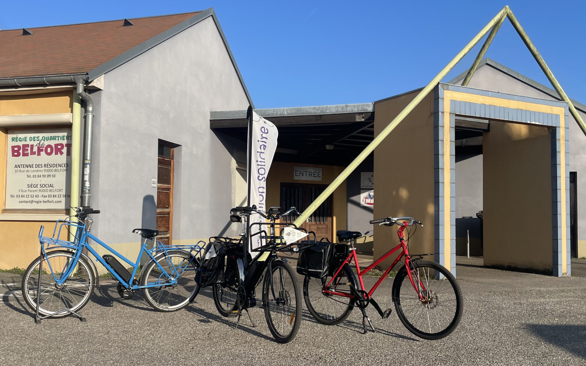 Trois vélos devant l'atelier du Maillon Sollidaire